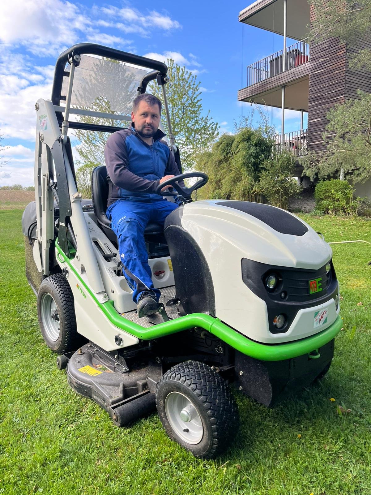 Hausmeister Ducu auf einer Rasenmähmaschine